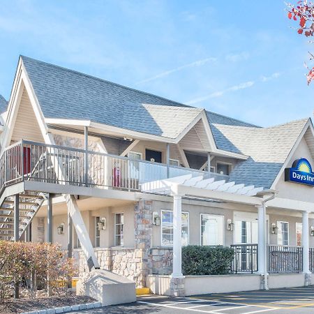 Days Inn By Wyndham Springfield/Phil.Intl Airport Екстер'єр фото