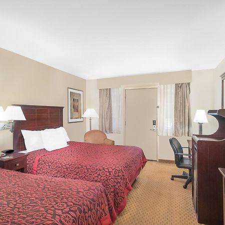 Days Inn By Wyndham Springfield/Phil.Intl Airport Екстер'єр фото