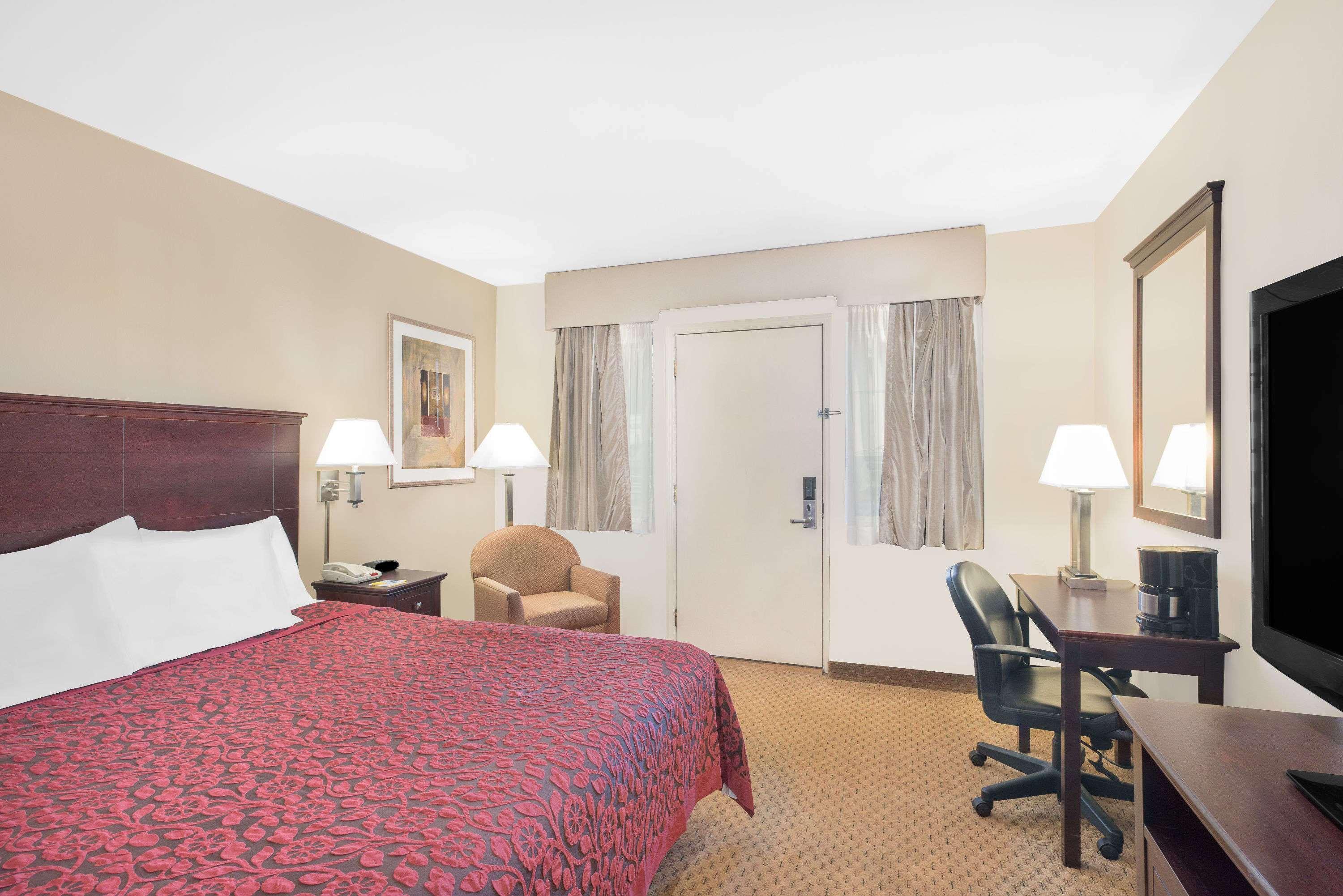 Days Inn By Wyndham Springfield/Phil.Intl Airport Екстер'єр фото