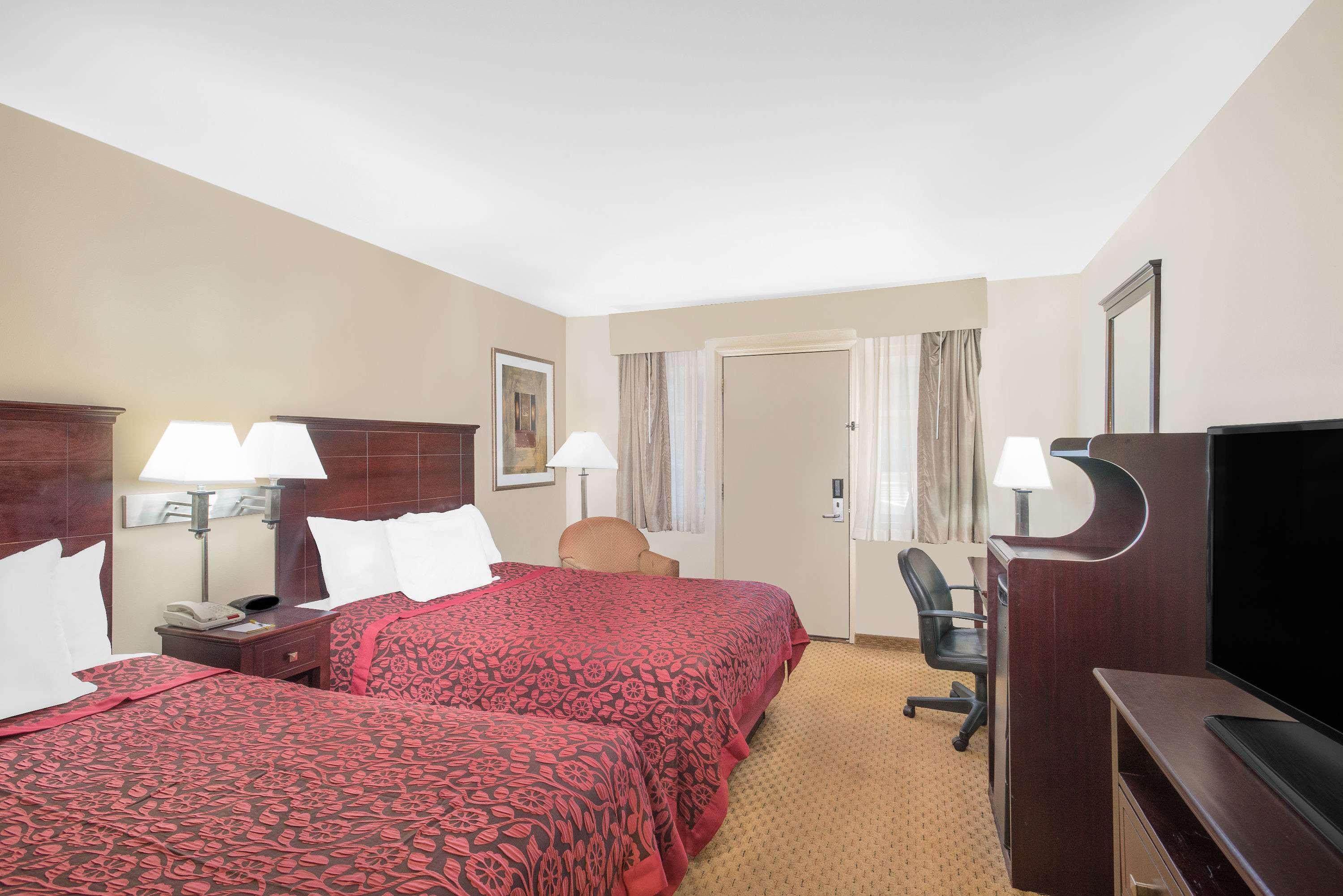 Days Inn By Wyndham Springfield/Phil.Intl Airport Екстер'єр фото