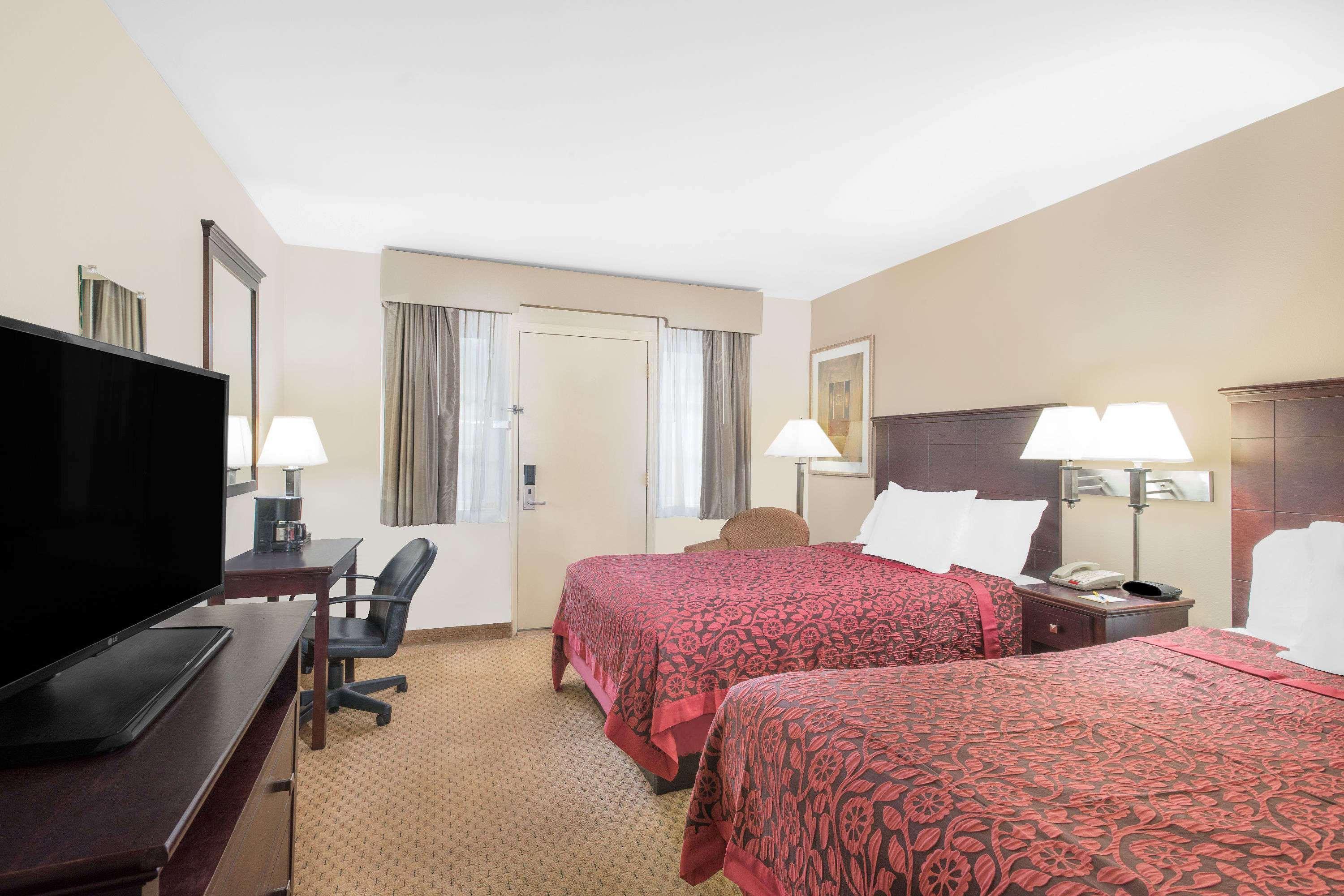 Days Inn By Wyndham Springfield/Phil.Intl Airport Екстер'єр фото