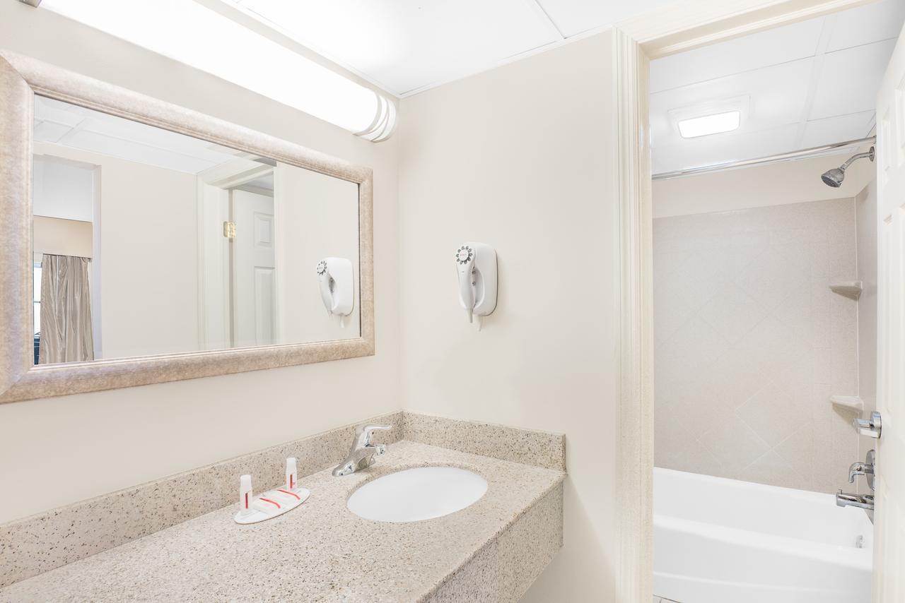 Days Inn By Wyndham Springfield/Phil.Intl Airport Екстер'єр фото
